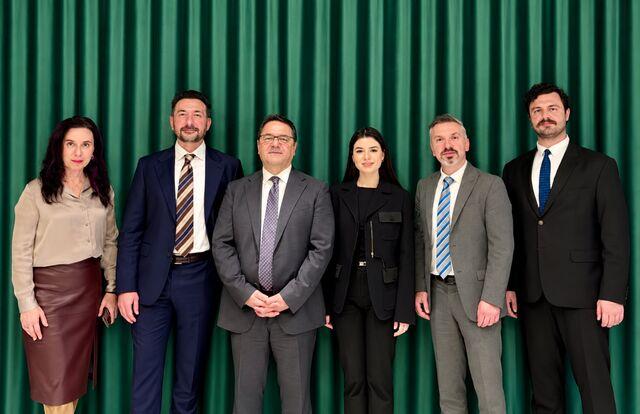 Dr. Gül Yazıcı (Altınay Ürün Yönetimi ve Pazarlama Direktörü), Z. Burak Mercan (Altınay Savunma Grubu CEO’su), Hakan Altınay (Altınay Teknoloji Grubu Yönetim Kurulu Başkanı), Dilara Altınay (Altınay Teknoloji Grubu İcra Kurulu Üyesi), Enis Ata (Altınay Savunma Teknolojileri Yönetim Kurulu Başkan Vekili), Ahmet Vatansever (Altınay Kurumsal İletişim Yöneticisi)