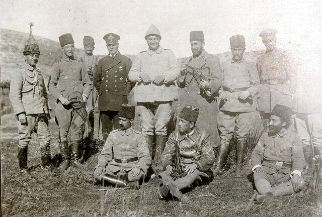 Osman Fuad Efendi (ön sırada, ortada) ve Türk subayları.