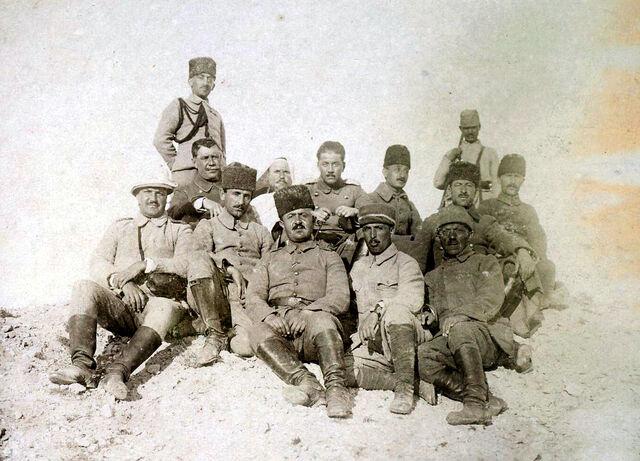 Osman Fuad Efendi (arka sırada, ortada) Türk subayları ve bir mücahid ile.
