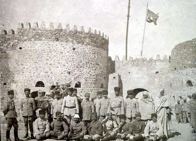 Trablus Kalesi’nde Türk subaylar ve direnişçiler. Burçlarda Türk bayrağı yükseliyor.