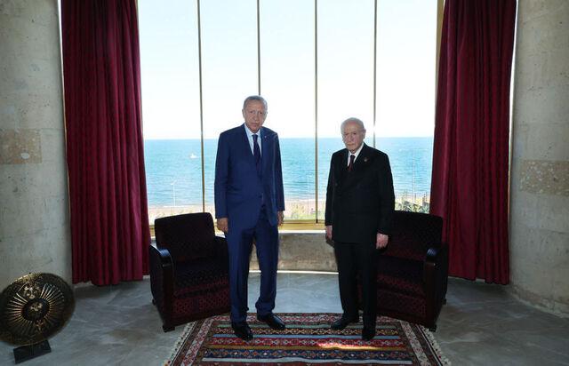 Malazgirt Zaferinin 955. yıl dönümü kutlamaları kapsamında Bitlisin Ahlat ilçesine gelen Cumhurbaşkanı Recep Tayyip Erdoğan, MHP Genel Başkanı Devlet Bahçeli’yi, Emir Bayındır Yerleşkesi Devlet Bey Konağında ziyaret etti.