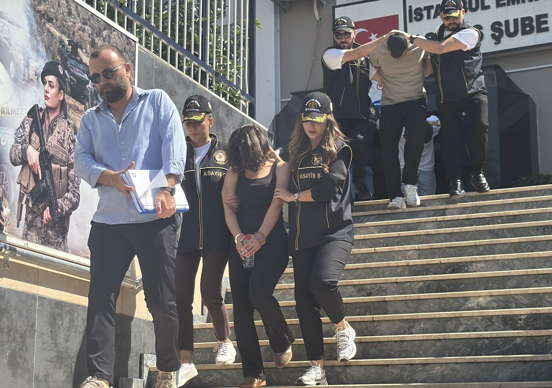 Il momento in cui la polizia porta via i sospettati davanti alla Direzione della Sicurezza di Istanbul.
