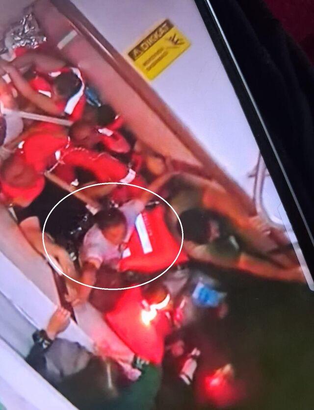 Girne’de geminin alabora olmasının ardından yolcular tarafından çekilen bir videoda, Elmas Demir’in çıkmak için çevresinden yardım istediği görüldü.