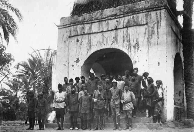 39. Tümen Kumandanı Ali Sait Paşa ve maiyeti Lahiç'te. (Kaynak: IWM)