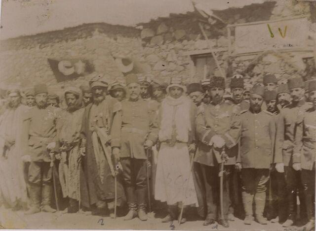 Birinci Dünya Harbinde 7. Kolordu Kumandanı Ahmet Tevfik Paşa, Maiyeti ve İmam Yahya San'a'da merasimdeler. (Kaynak: ATASE)