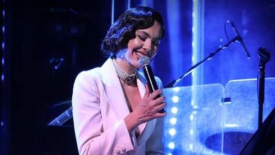 Bergüzar Korel 'Hatırladıkça' ile sahnede