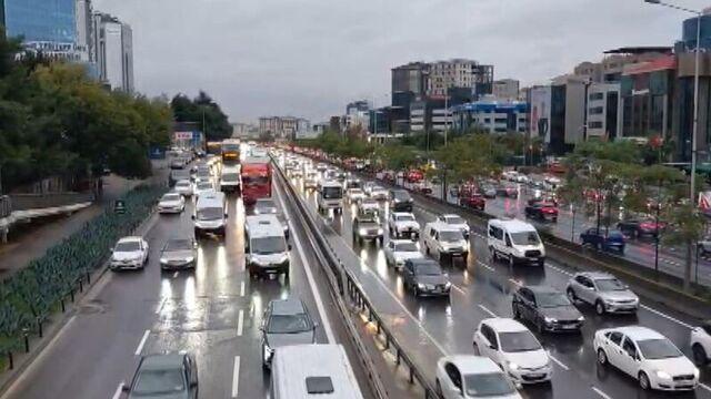 Sağanak trafiği kilitledi!