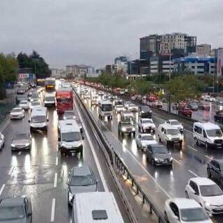 Sağanak trafiği kilitledi!