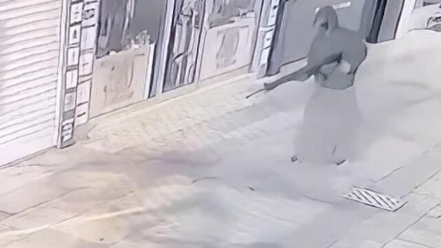 Etek giyip iş yerini kurşunladı
