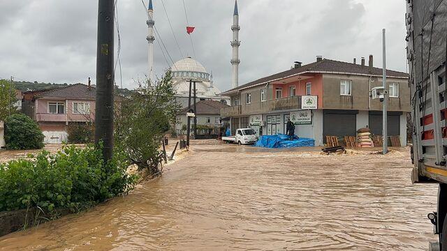 Sağanak esareti! Dere taştı, su baskınları yaşandı!