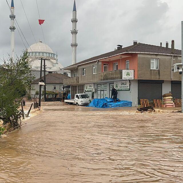Sağanak esareti! Dere taştı, su baskınları yaşandı!