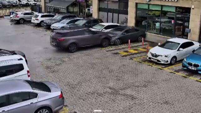 Çekmeköy'de araçlar kafeye girdi