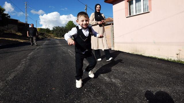 Köy yolu minik Kürşat için asfaltlandı