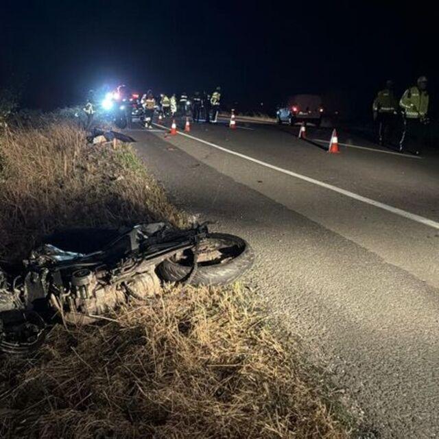 Kamyonun çarptığı motosikletli genç öldü