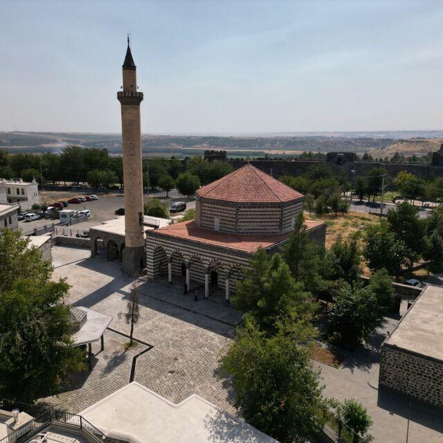 Bakan Ersoy: Asırlık mabetler yeniden cemaatiyle buluşacak