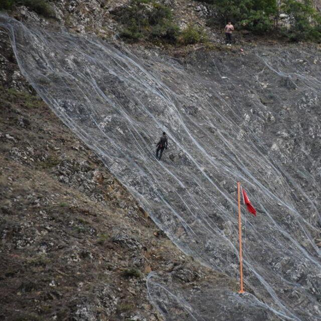 Tomara Şelalesi'nde çelik ağlarla önlem alınıyor