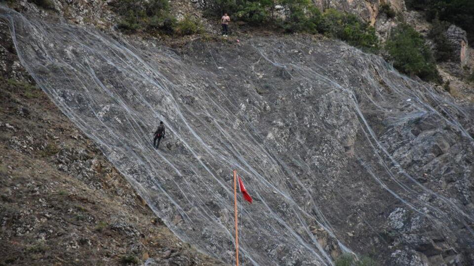 Tomara Şelalesi'nde çelik ağlarla önlem alınıyor