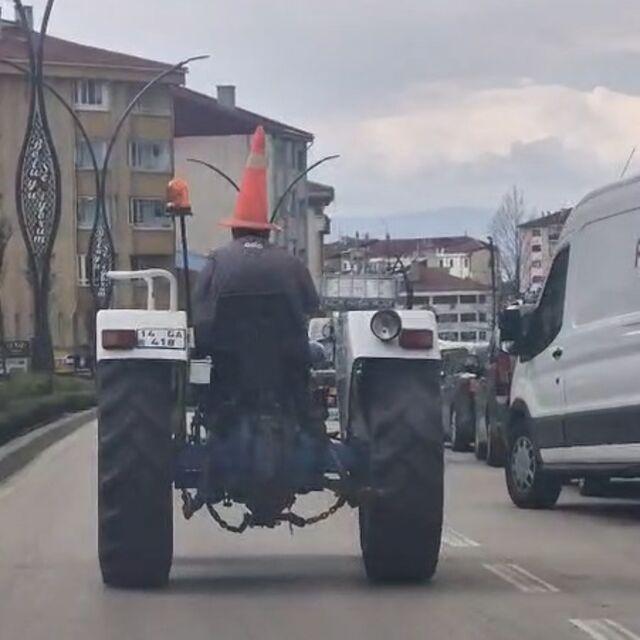 Trafik dubası kafasında traktör sürdü