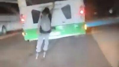 Otobüs arkasında paten yolculuğu