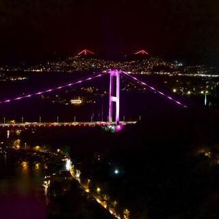 Simge yapılar pembeye büründü