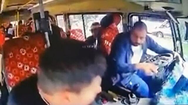 Konuşurken yaptığı kaza kamerada!