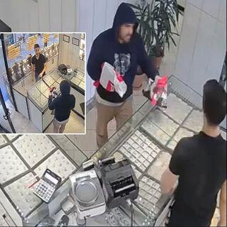 Kuyumcudan soygun anında alkışlık oyun!