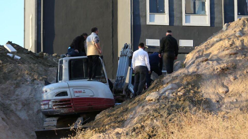 Toprak altında kalan 2 işçi kurtarıldı
