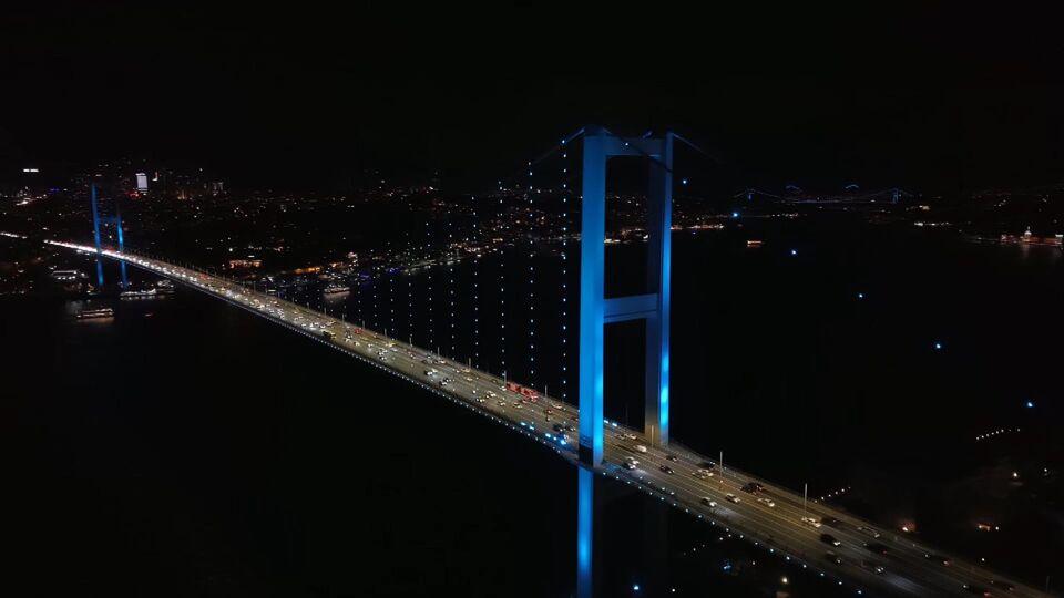 İstanbul Boğazı'nda turkuaz gece