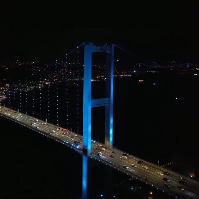 İstanbul Boğazı'nda turkuaz gece