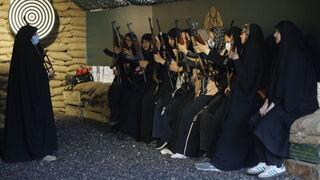 İran'da sivillere silah eğitimi veriliyor