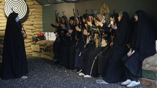 İran'da sivillere silah eğitimi veriliyor