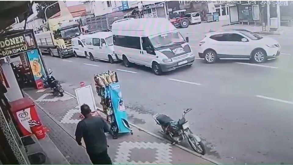 Birbirlerine çarptılar! Kaza kamerada!