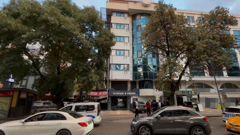 6. kattan otomobilin üzerine düştü!