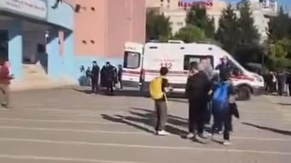 Başka bir okuldan üniformasıyla geldi, 8 öğrenciyi bıçakladı!