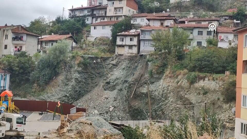 Tokat'ta inşaat kazısında yol çöktü