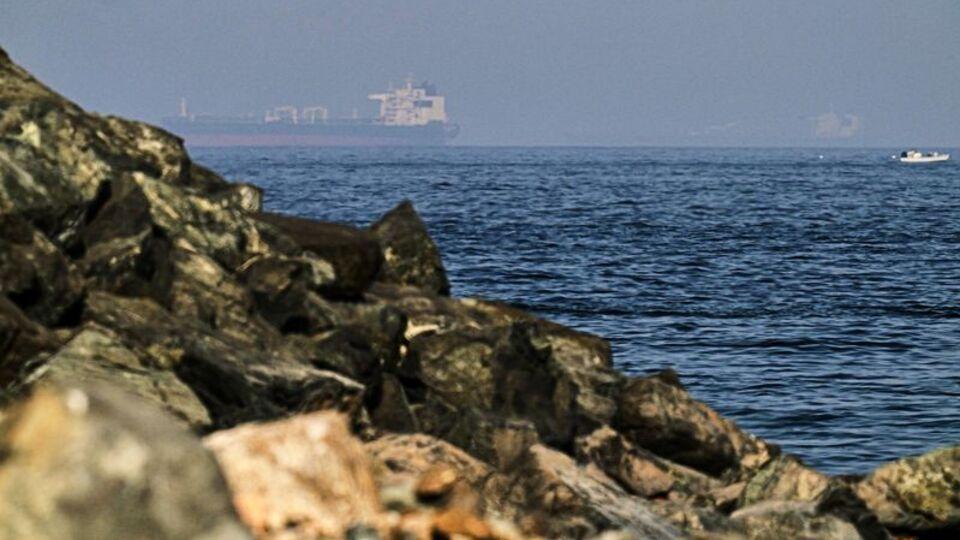 Katar açıklarında 1 tanker vuruldu