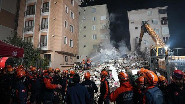Maltepe'de 7 katlı bina çöktü: 5 kişi öldü!