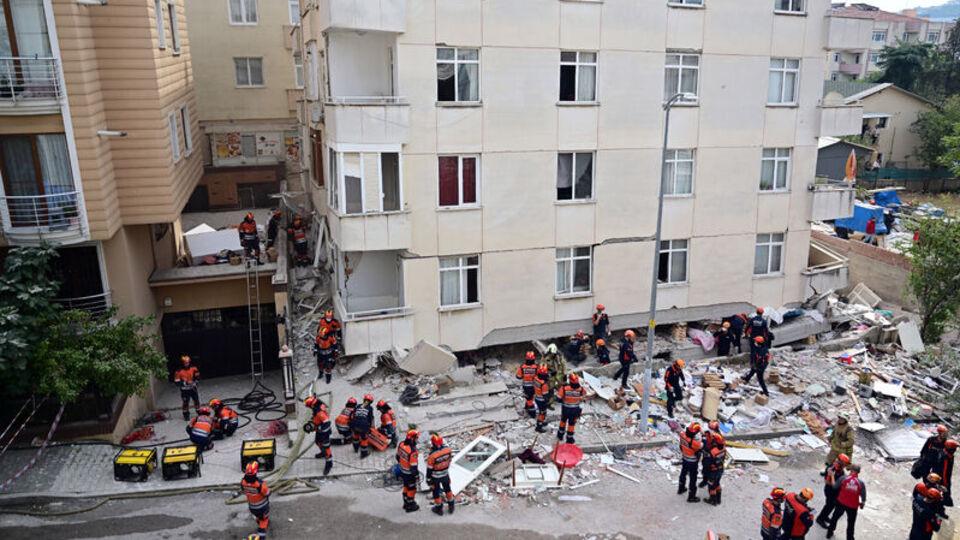 Kat kat gelen felaket! 3 katlı iş merkezi 7 katlı apartman oldu