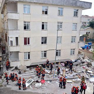 Kat kat gelen felaket! 3 katlı iş merkezi 7 katlı apartman oldu