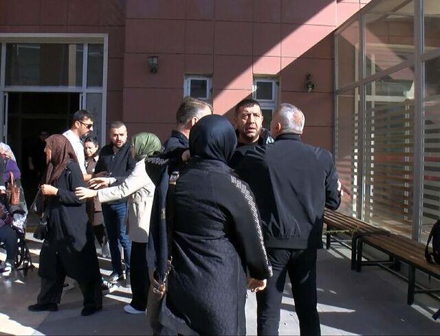 Manisa Büyükşehir Belediye Başkanı Ferdi Zeyrek'in, hayatını kaybetmesine ilişkin görülen davada sanık yakınları arasında gerginlik yaşandı.
