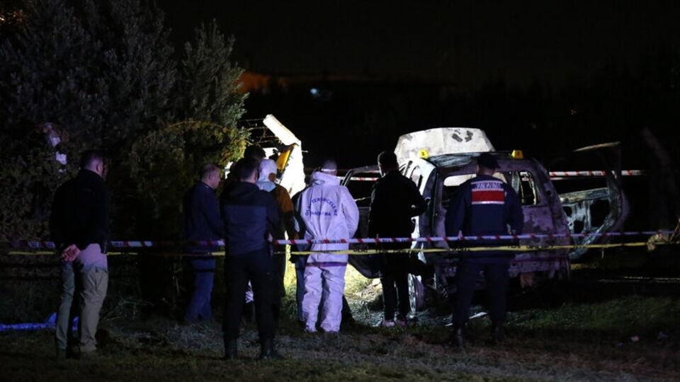 Yanan otomobilde cansız beden bulundu