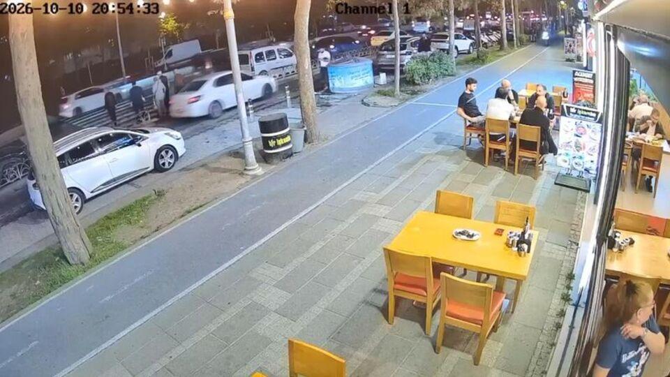 Yaya geçidinde dehşet! Motosiklet çarptı!