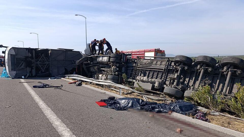 Otobüsle TIR çarpıştı! 11 can kaybı var!