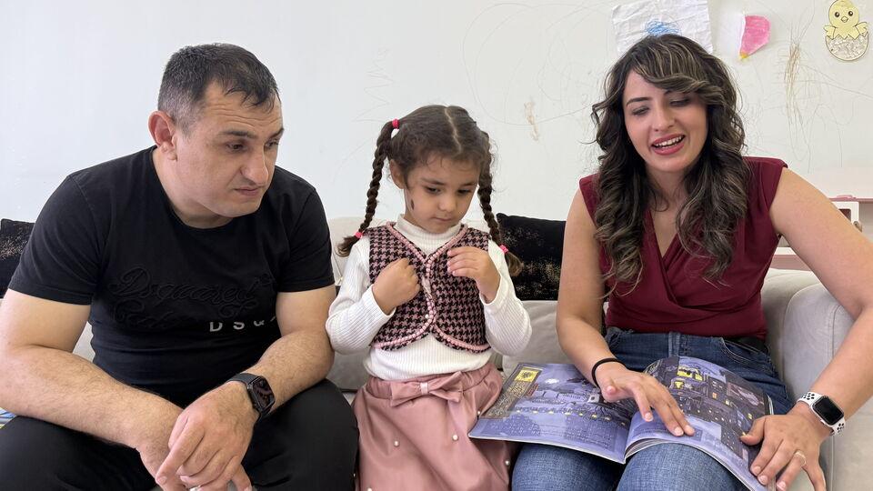 Kızına masal okuyabilmek için kitapları değiştirdi!