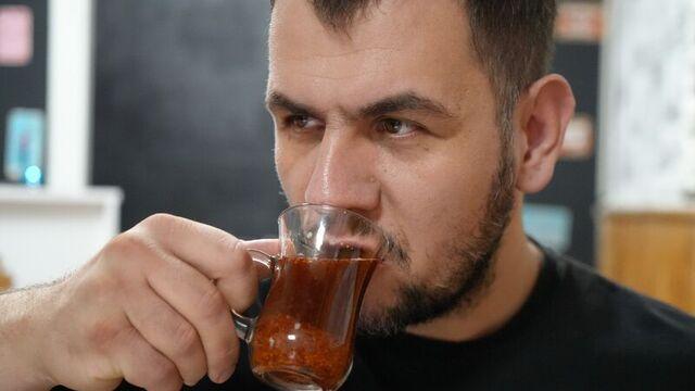 Acısız günü yok! Çaya da tatlıya da atıyor