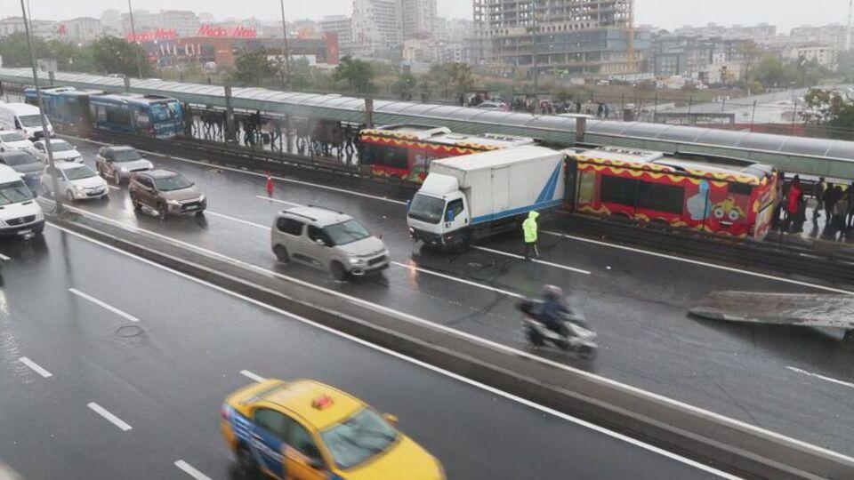 İstanbul E-5'te trafiği kilitleyen kaza