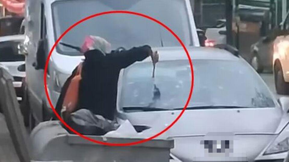 O anlar kamerada... Tartıştığı eşinin otomobiline çekiçle daldı