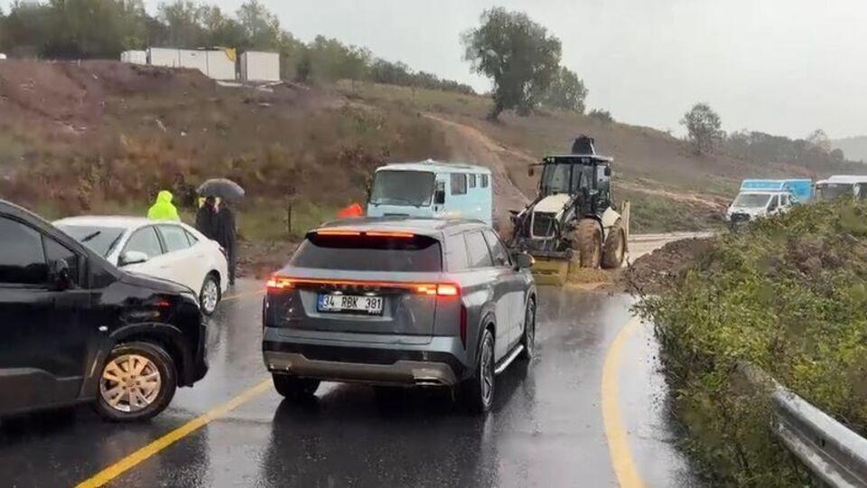 Şile'de iki toprak kayması! Yol kapandı