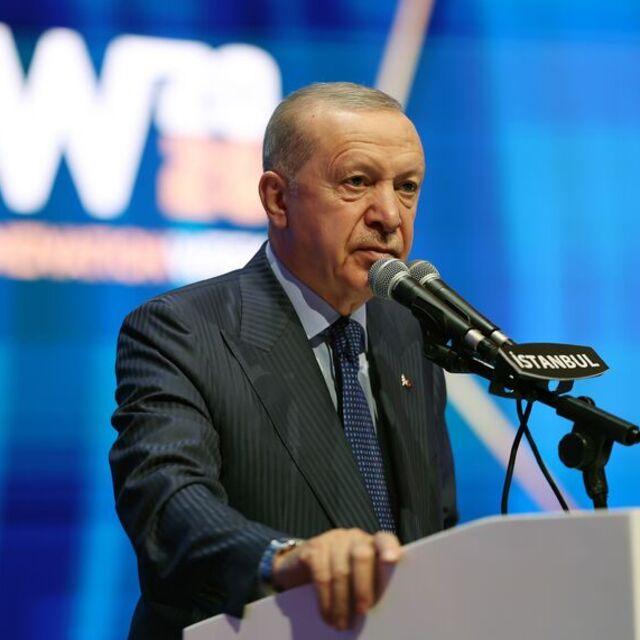 Özdemir Bayraktar'ı andı
