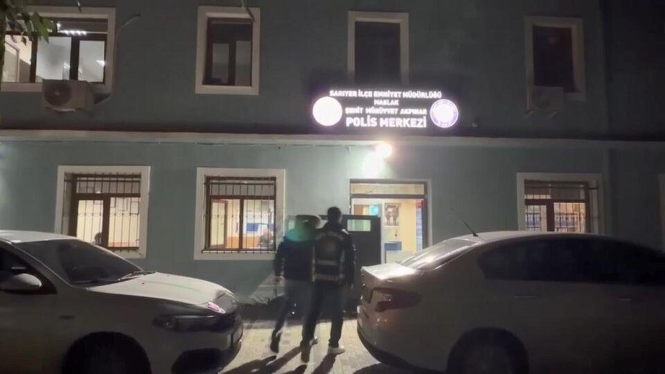 Trafikte kâbus! İçerisinde çocuk bulunan araca saldırdı, camı kırdı!